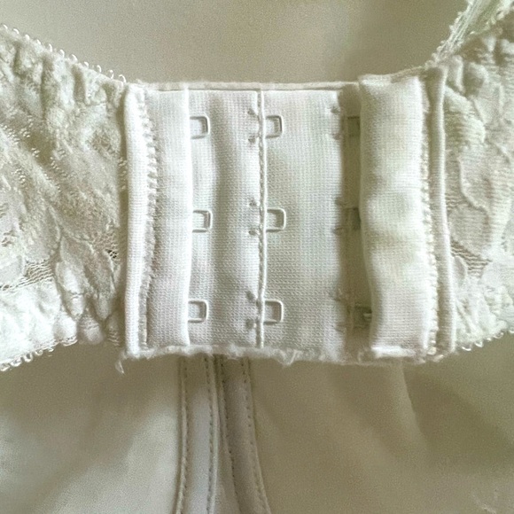 3 Bras (1 Bali 2 Glamorise) 38D - Picture 5 of 15